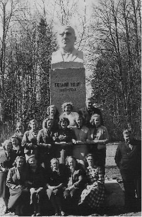 Õpetajad 1959. aastal püstitatud samba juures. Emil Lang fotol paremal. Muuga Põhikooli arhiiv.