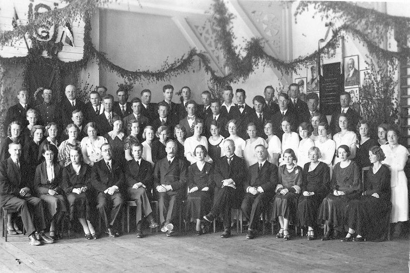 Vabadussõja mälestustahvel Rakvere Poeglaste Gümnaasiumis, ERM Fk 2813:691, Eesti Rahva Muuseum, http://www.muis.ee/museaalview/541560. See peaks olema tegelikult foto Rakvere Ühisgümnaasiumist, sest seinal on RÜG logo. 