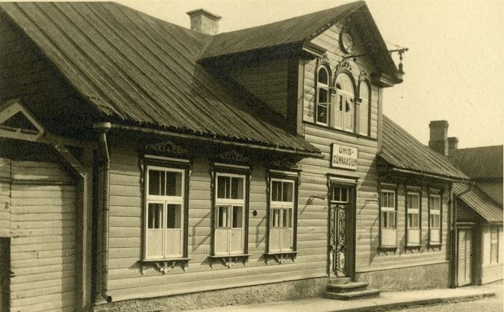 Rakvere Gümnaasium (Ühisgümnaasium): vana hoone Pikk tn 29, EAM Fk 13110.36, Eesti Arhitektuurimuuseum, http://www.muis.ee/museaalview/3736628. (foto haridusministrile kingitud albumist). 