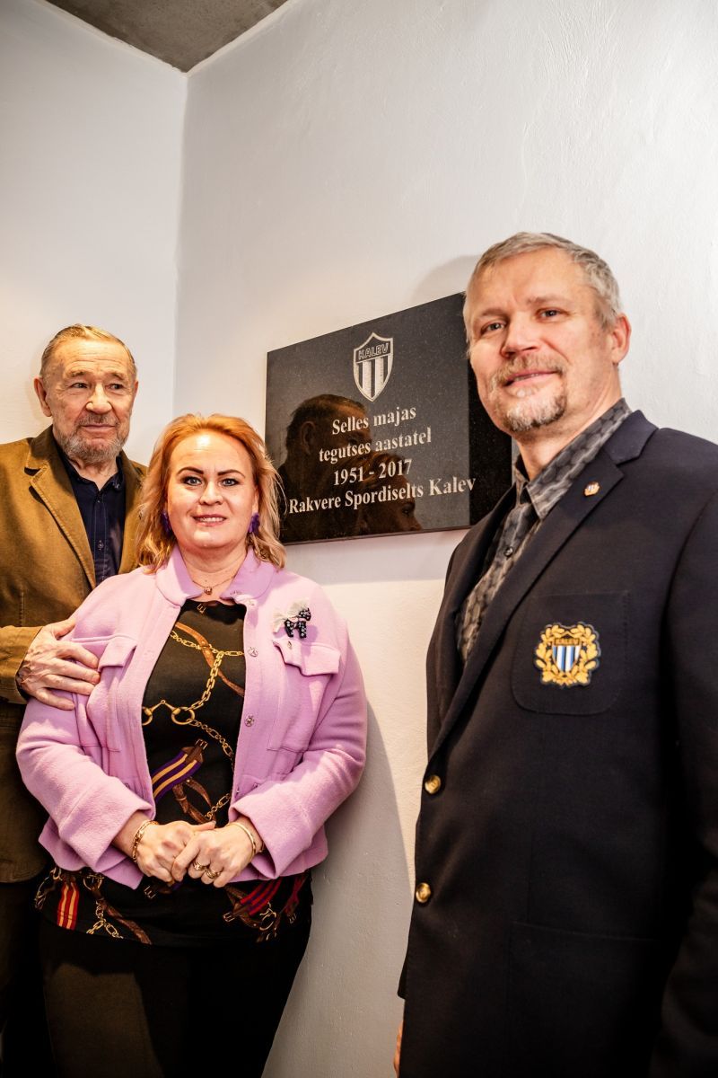 Foto: Arvo Pärdile pühendatud muusikamaja Ukuaru Facebooki postitus, Rein Eenmäe, Rakvere linnapea Triin Varek ja Spordiselts Kalev juhatuse liige Aleksander Tammert.