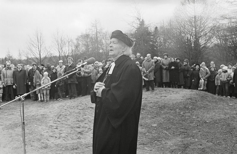 Mälestuskivi avamine Ausambamäel Rakveres. Kõneleb Viru-Jaagupi kirikuõpetaja Madis Oviir. RM Fn 1543:56, Virumaa Muuseumid SA, http://www.muis.ee/museaalview/2086444. 