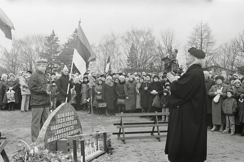 Mälestuskivi avamine Ausambamäel Rakveres. Kivi õnnistab Viru-Jaagupi kirikuõpetaja Madis Oviir. RM Fn 1543:59, Virumaa Muuseumid SA, http://www.muis.ee/museaalview/2086447. 