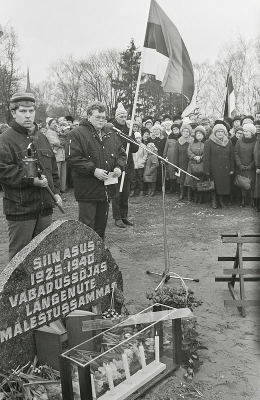 Mälestuskivi avamine Ausambamäel Rakveres. Kõneleb Edgar Savisaar. RM Fn 1543:60, Virumaa Muuseumid SA, http://www.muis.ee/museaalview/2086448. 