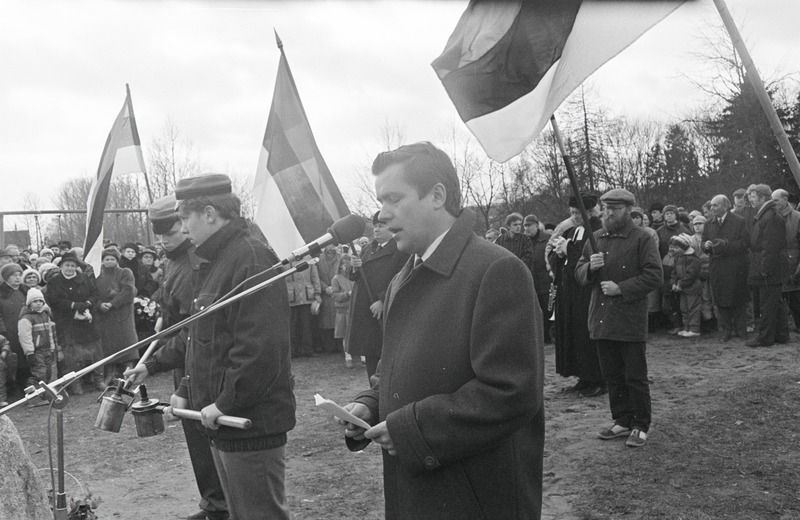 Mälestuskivi avamine Ausambamäel Rakveres. Kõneleb maavanem Lembit Kaljuvee. RM Fn 1543:61, Virumaa Muuseumid SA, http://www.muis.ee/museaalview/2103028. 