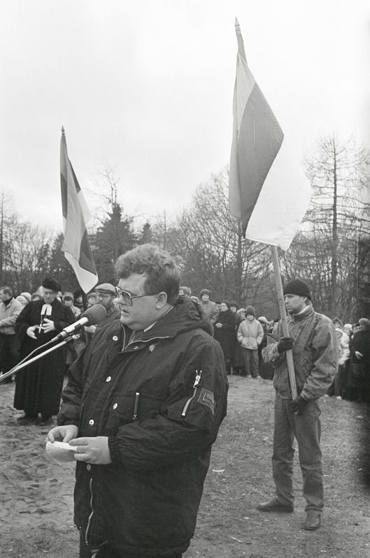 Mälestuskivi avamine Ausambamäel Rakveres. Kõneleb Edgar Savisaar. RM Fn 1543:62, Virumaa Muuseumid SA, http://www.muis.ee/museaalview/2103029. 