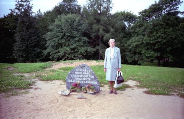 Foto: Hans Teetlaus. Helge Teetlaus Rakveres Vabadussõjas langenute mälestussamba mälestustahvli juures, ERM Fk 2960:376, Eesti Rahva Muuseum, http://www.muis.ee/portaal/museaalview/1962630.