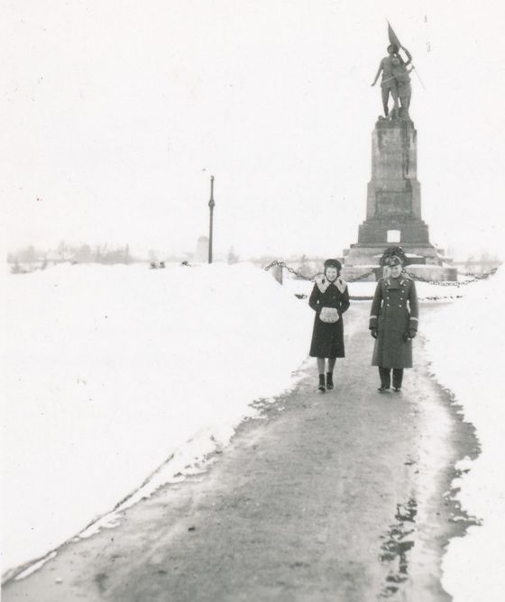 Vabadussõja mälestussammas Rakveres. Samba ees Lembitu ja Vilma Rool, 1938. RM F 1491:5, Virumaa Muuseumid SA, http://www.muis.ee/museaalview/1240791. 