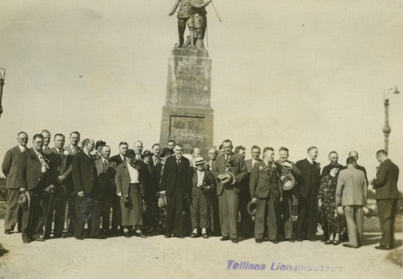 Soome linna tegelased Rakvere mälestussamba juures, 1930-ndad aastad. TLM F 5429, Tallinna Linnamuuseum, http://www.muis.ee/portaal/museaalview/2153293.