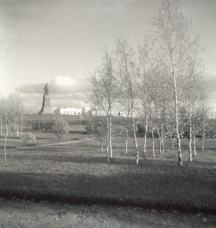 Rakvere, Vabadussõja mälestussammas. Fotograaf C. Sarapi Rakvere vaated 1930. aastatest. TLM Fn 9786:20, Tallinna Linnamuuseum, http://www.muis.ee/museaalView/2842769.