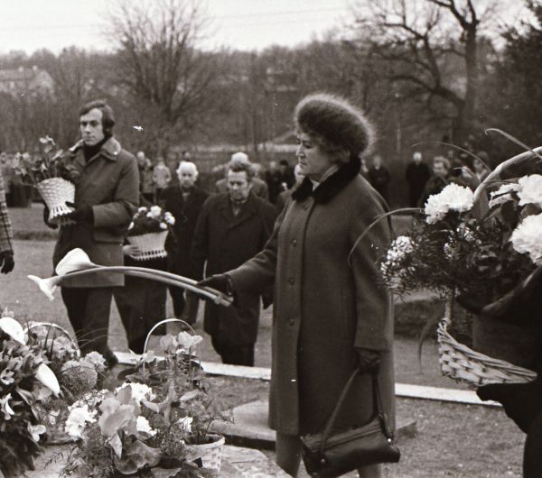 Foto: Enno Kapstas, asutuste esindajad lillekorve toomas, Suure Sotsialistliku Oktoobrirevolutsiooni 60. aastapäeva miiting vennaskalmistul, 3.11.1977, RM Fn 1543:3412, Virumaa Muuseumid SA, http://www.muis.ee/museaalview/2349782. 