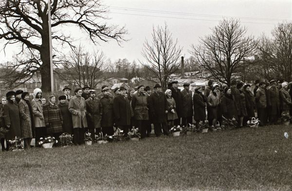 Foto: Enno Kapstas, vaade miitingule kogunenud asutuste esindajatele, Suure Sotsialistliku Oktoobrirevolutsiooni 60. aastapäeva miiting vennaskalmistul, 3.11.1977,  RM Fn 1543:3414, Virumaa Muuseumid SA, http://www.muis.ee/museaalview/2349784.