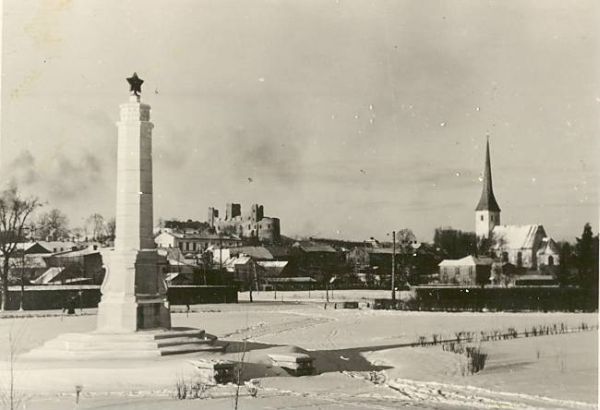 Mälestussammas Rakveres. Foto: Riho Lahi. RM F 191:51, SA Virumaa Muuseumid, http://www.muis.ee/museaalview/1982073.