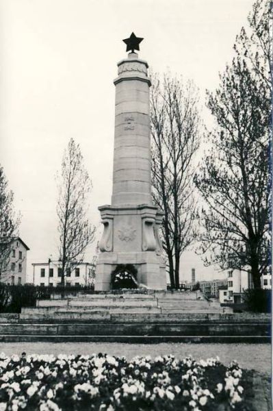 Rakvere, mälestussammas nõukogude sõduritele, 1980. aastad. RM F 1329:2, SA Virumaa Muuseumid, http://www.muis.ee/museaalview/1421186.