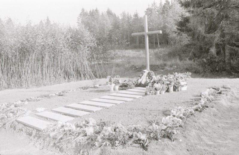 Vaskrist Porkuni lahingus langenute ühishaual. Foto: Enno Kapstas, RM Fn 1543:983, Virumaa Muuseumid SA, http://www.muis.ee/museaalview/2167090 