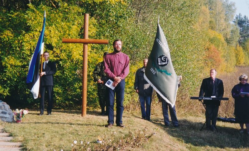 Mälestusristi taasavamine Sauevälja lahingupaigas. Kõneleb Rakvere muuseumi direktor Olav Mäe. Foto: Kristel Tamm, RM F 1612:144, Virumaa Muuseumid SA, http://www.muis.ee/museaalview/965825 