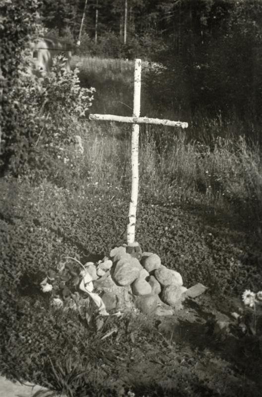 Porkuni hävitatud mälestusrist, ERM Fk 2909:684, Eesti Rahva Muuseum, http://www.muis.ee/museaalview/894489 
