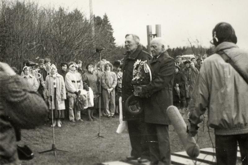 Porkuni mälestusristi taasavamine, ERM Fk 2909:682, Eesti Rahva Muuseum, http://www.muis.ee/museaalview/894487 