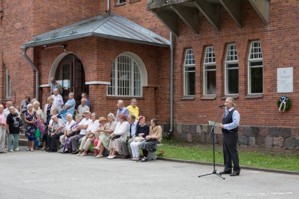 Avamisürituse fotode autorid: Ain Paloson ja Erik Lööper. Kõneleb MTÜ Jäneda Muuseumi juhataja Georgi Särekanno. 