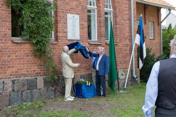 Avamisürituse fotode autorid: Ain Paloson ja Erik Lööper. Mälestustahvli avavad Ari Harjula, Peep Pillak ja 66. lennu vilistlane, Riigikogu liige Toomas Väinaste.