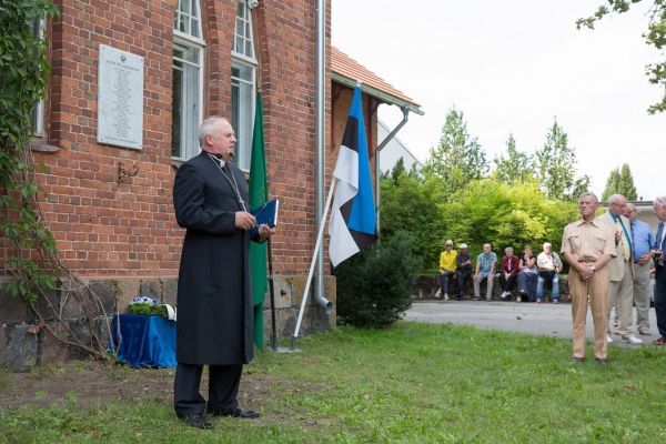 Avamisürituse fotode autorid: Ain Paloson ja Erik Lööper. Kivi õnnistab ...