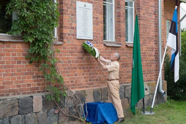 Avamisürituse fotode autorid: Ain Paloson ja Erik Lööper. Pärja asetab ... 