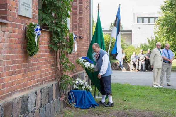 Avamisürituse fotode autorid: Ain Paloson ja Erik Lööper. Pärja asetab ...