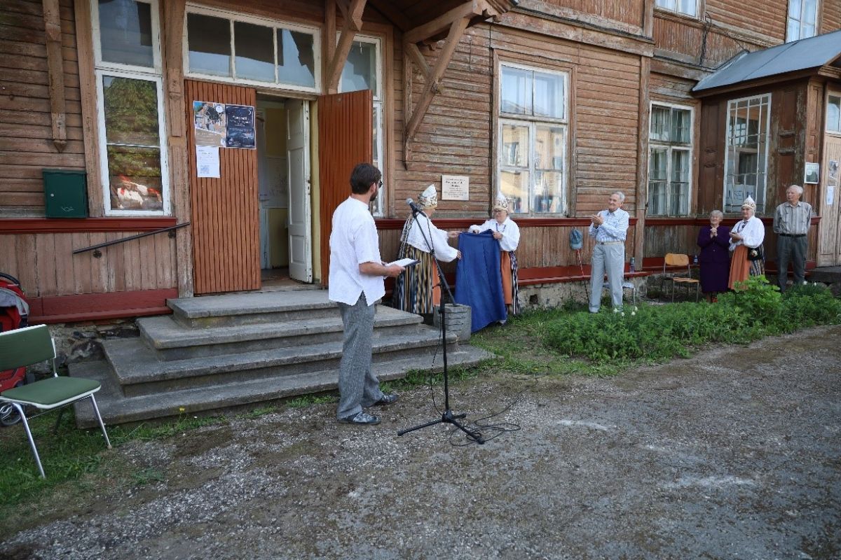 Foto: Tiit Uus. Mälestustahvlilt eemaldavad katte Malle Annus ja Eha Ringinen. 