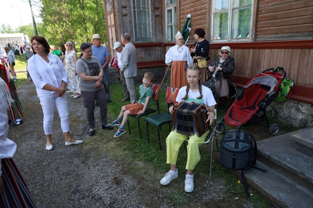 Foto: Tiit Uus. Lõõtspilli mängib Karoliina Alla. 