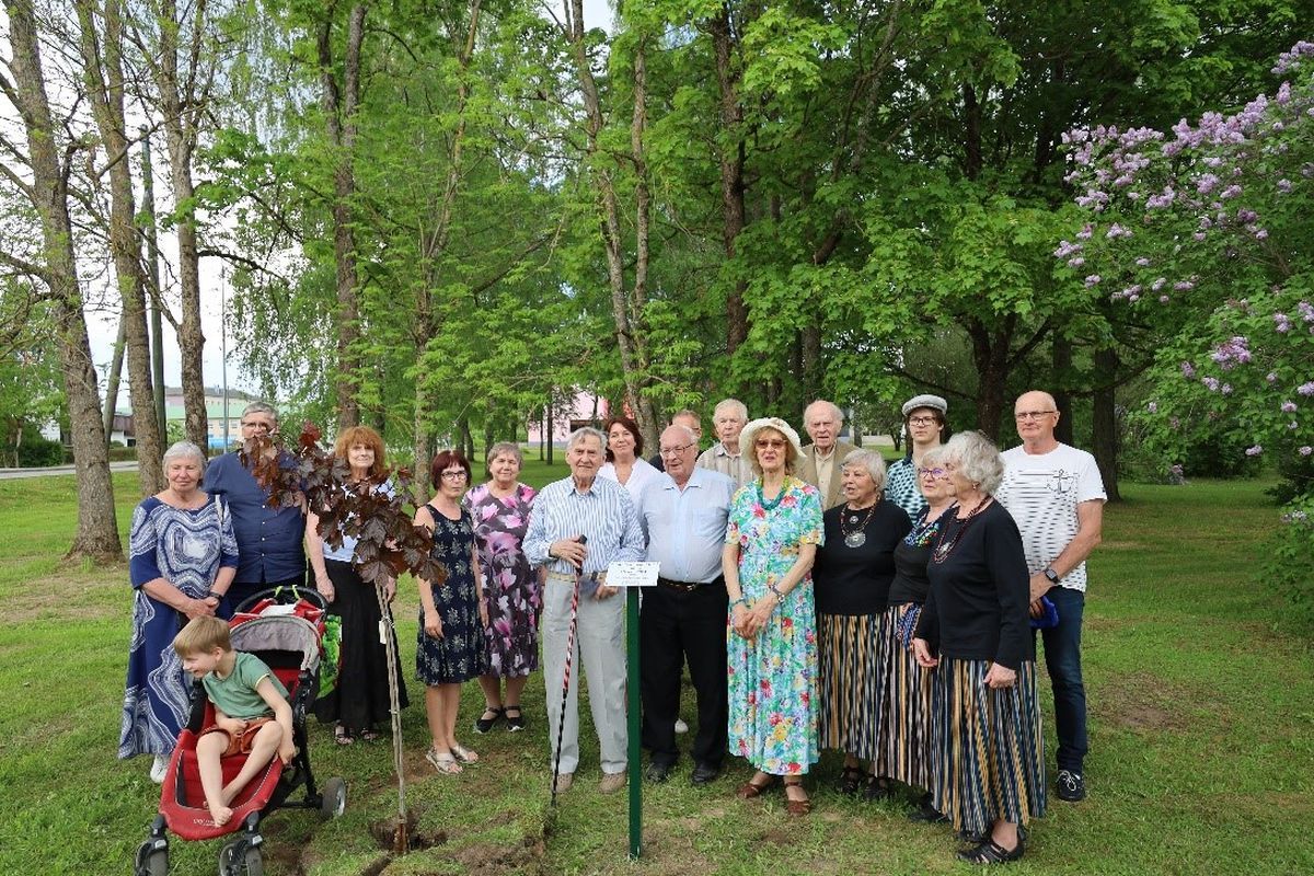 Foto: Tiit Uus. Puuistutamise ühispilt. 