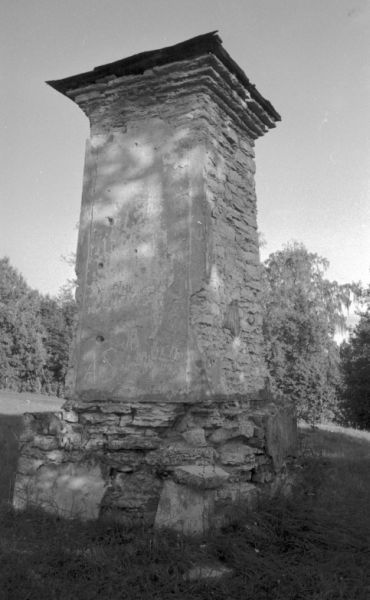 Kuhlbarsi perekonna mälestusmärk Mõdriku mõisas. Foto. Peet Sillaots, 17.09.1958. AM N 13255, Eesti Ajaloomuuseum, http://www.muis.ee/museaalview/2366203.