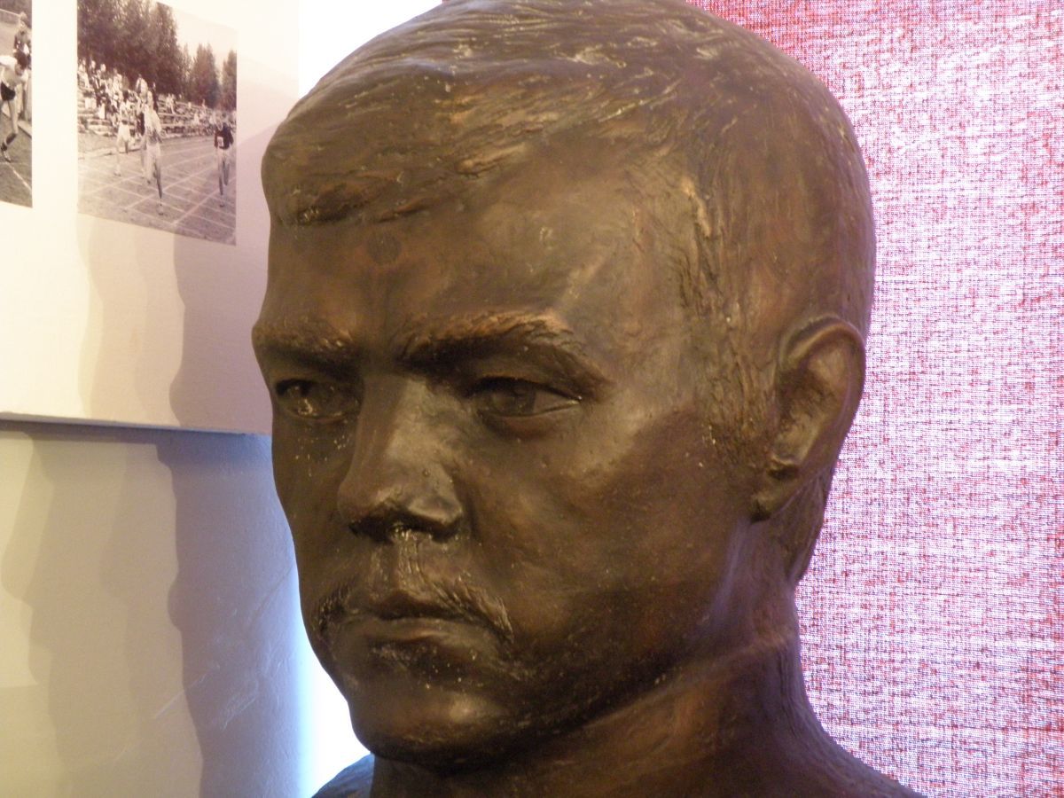 Büst kooli muuseumis. Foto: aasta, autor?