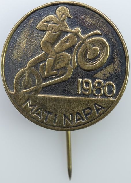 Mati Napa mälestusvõistluste suveniirmärk, ESM Fp 586:28 M 4045, Eesti Spordi- ja Olümpiamuuseum SA, http://www.muis.ee/museaalview/47704. 