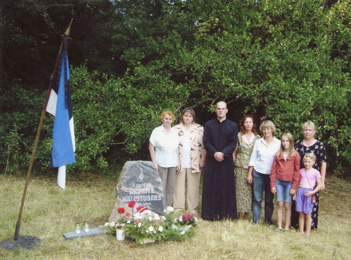 Vasakult Heili Tarjan, Viktoria Tammoja, Einar Roosimägi, Muusik?, Ene Ehrenpreis, lapsed Diana ja Brenda Salusted ning Linda Gordejev. Foto: Viru-Nigula Hariduse Seltsi arhiiv. 