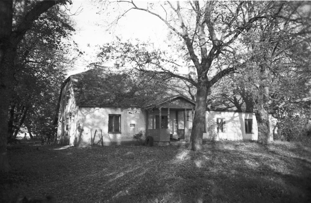 Unukse mõisa härrastemaja, foto: Hanno Talving, 1998, EVM N 384:170, Eesti Vabaõhumuuseum SA, http://www.muis.ee/museaalview/2171135. 